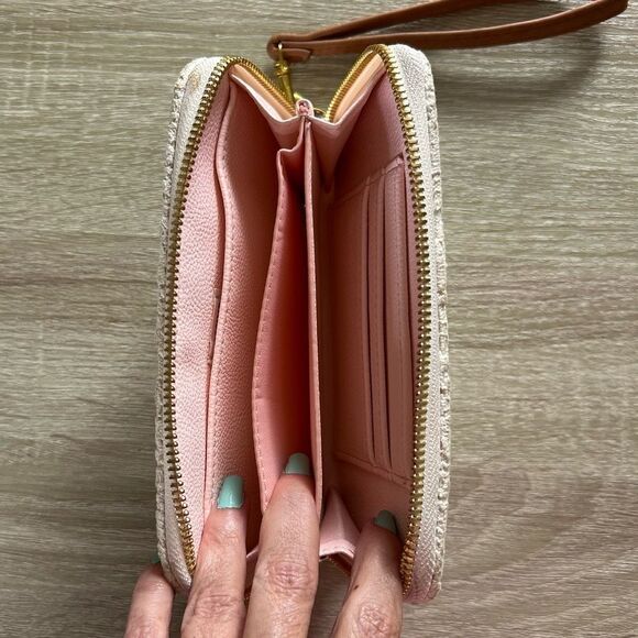 PREOWNED … MOSSIMO SUPPLY CO. Crochet Lace Wristlet / Wallet - Picture 3 of 4